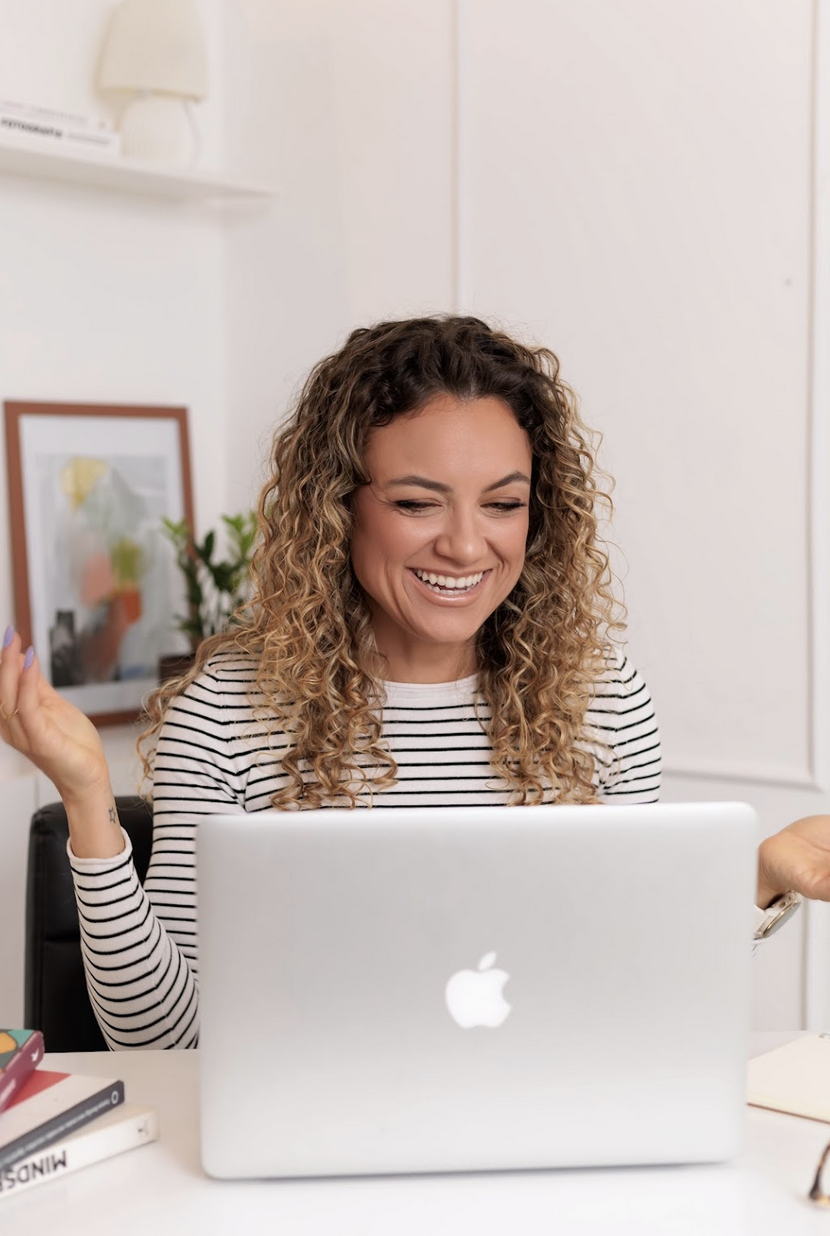 Liderar é a capacidade de influenciar e guiar um grupo de pessoas em direção a um objetivo comum. Um líder é alguém que inspira e motiva os outros, orienta e direciona as ações da equipe, e toma decisões com base nos melhores interesses do grupo e da organização como um todo. E é aqui que vem aquela frase: existem líderes e existem chefes.